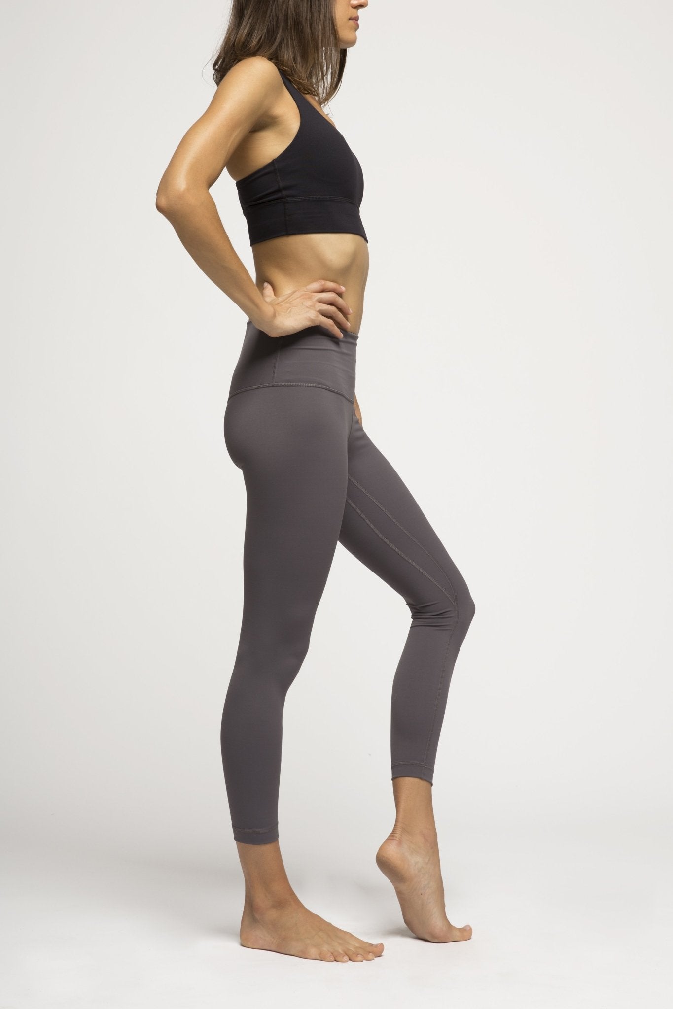 grey yoga pants outfit